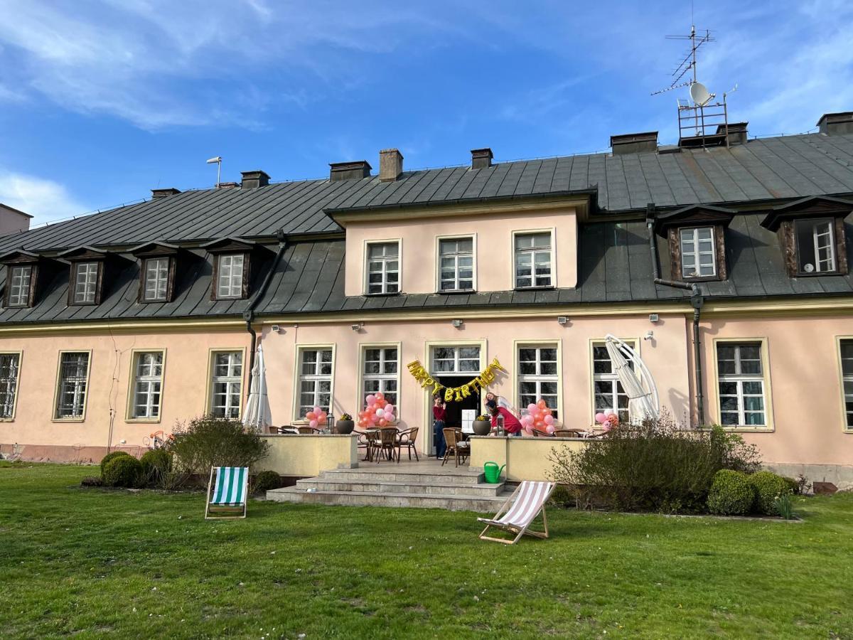 Dworek Bielin Buitenkant foto